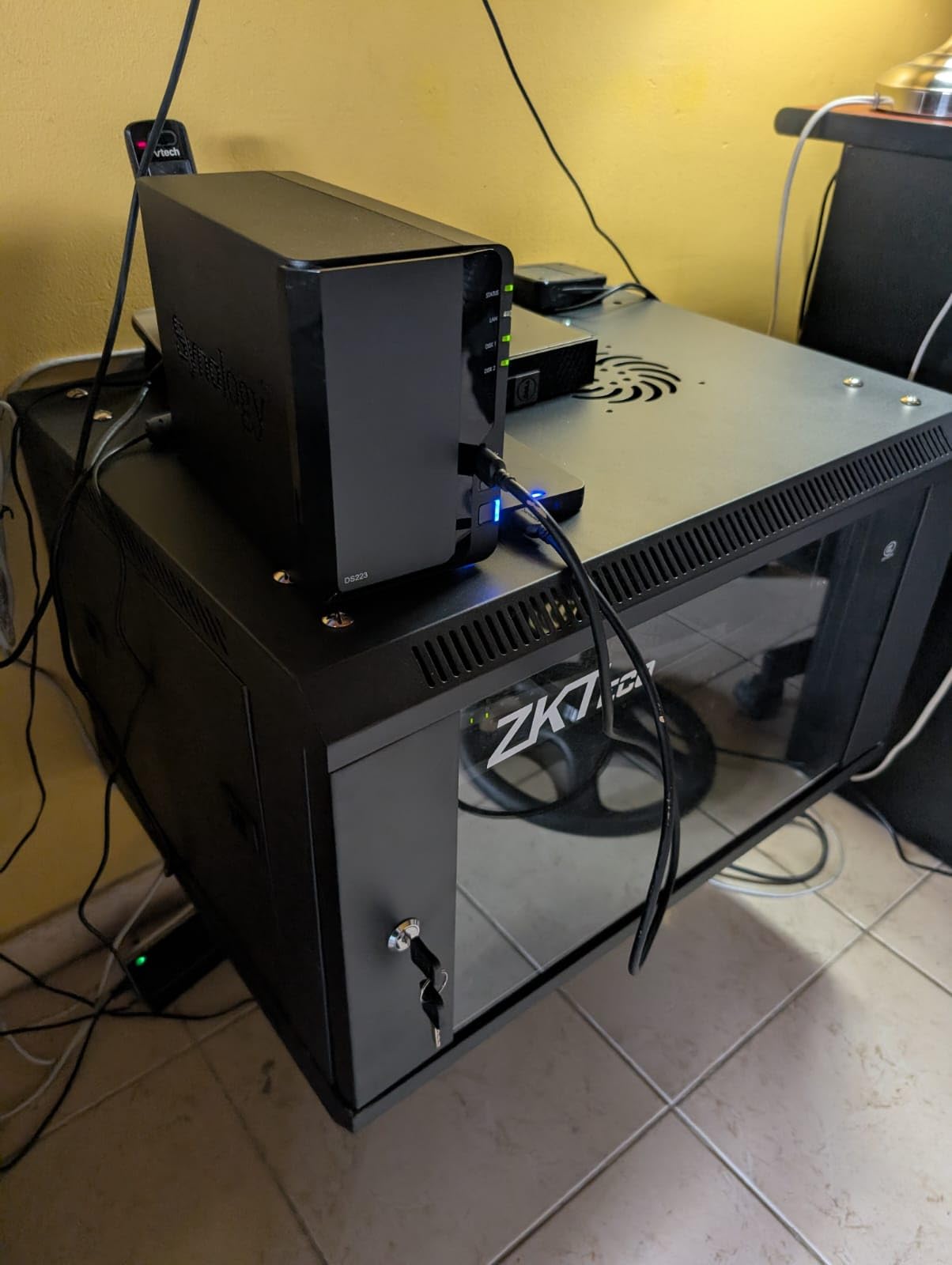 Synology DS124 Personal Backup & File Hub - Protect Photos, Secure Home Surveillance (1-Bay Diskless NAS) customer photo 2