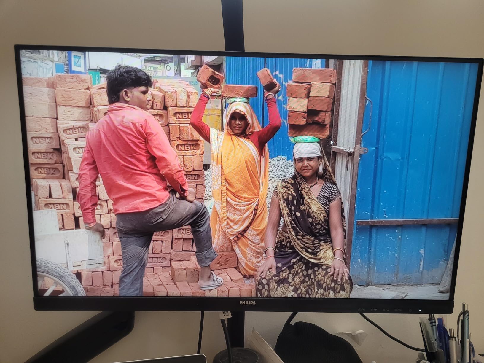 Philips 24 Inch Computer Monitor FHD 100Hz VA VESA Flicker-Free, 241V8LB | 1920x1080 LED Monitor, 4ms GtG, Adaptive Sync, HDMI 1.4, Tilt Adjust, Low Blue Light, 4yr Advance Replacement Warranty customer photo 2