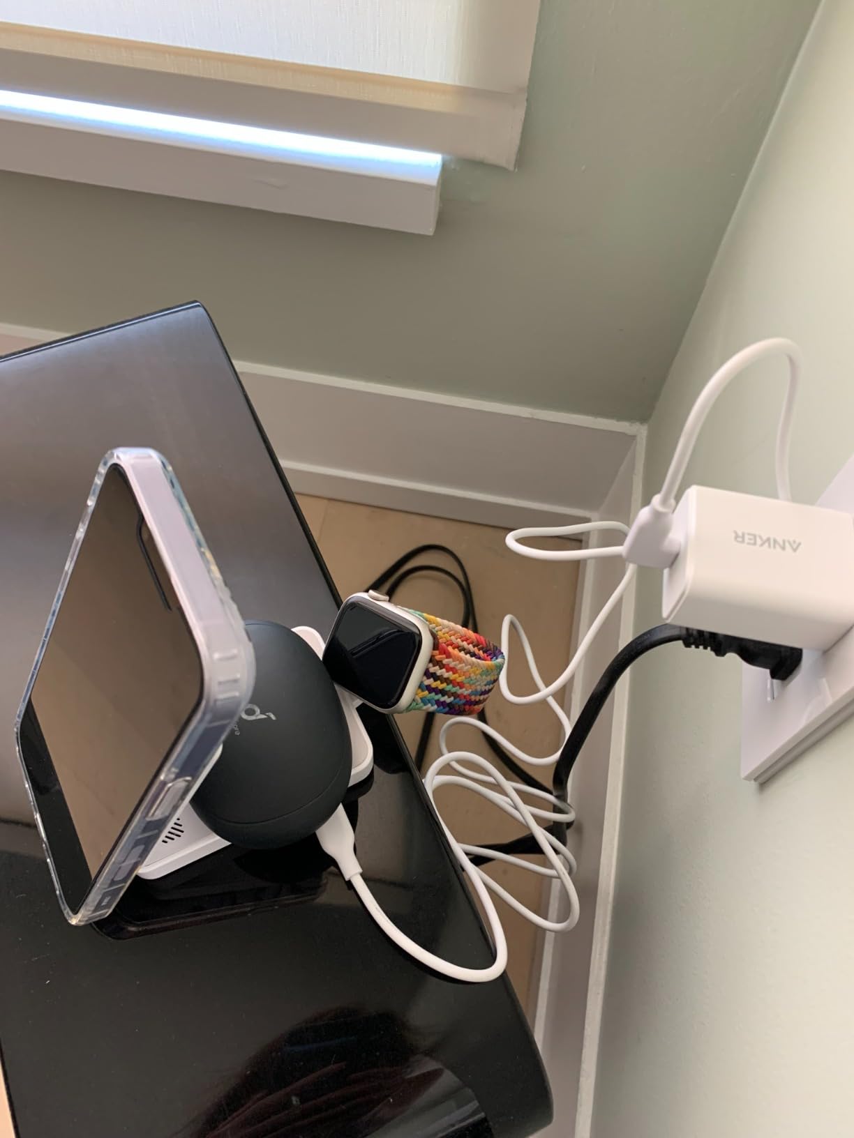 Anker MagGo 3-in-1 MagSafe-Compatible Qi2 15W Foldable Charging Station, Qi2-Certified Wireless Charging Stand for iPhone 17 - 12 Series, AirPods, Apple Watch Ultra (Adapter Included) customer photo 1