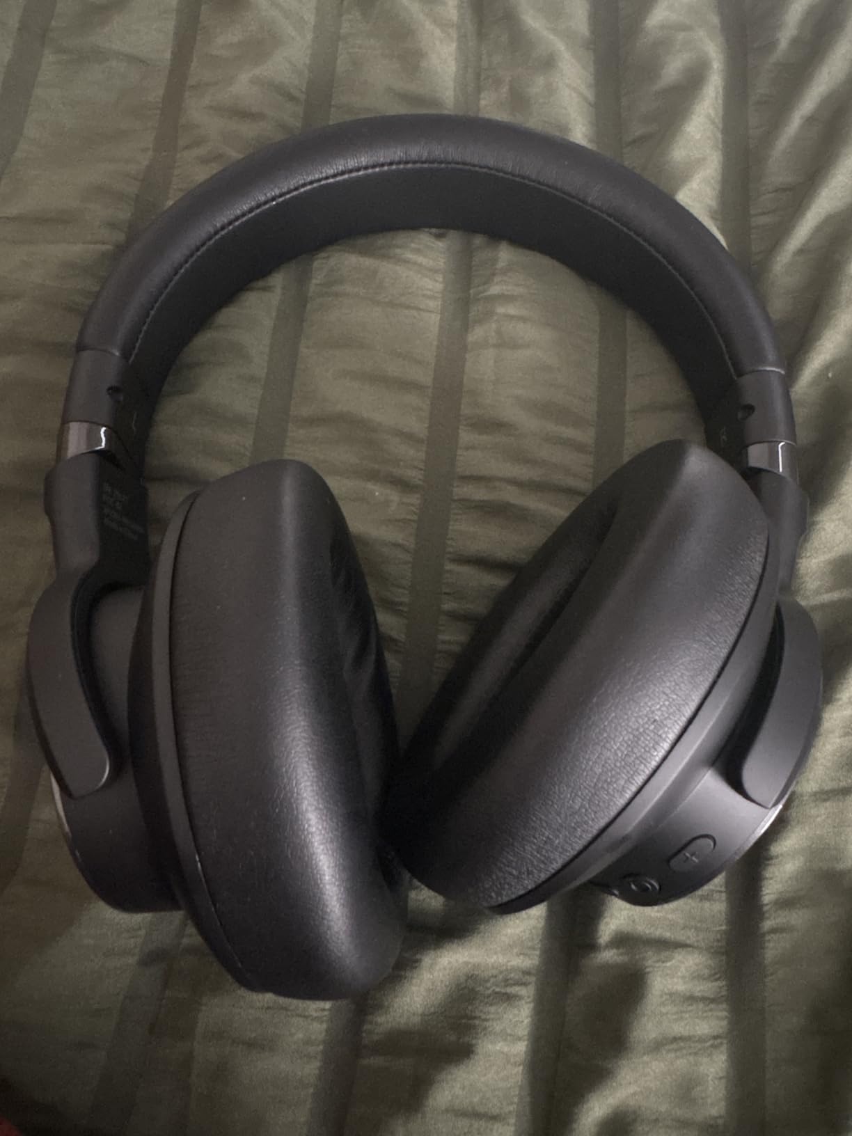 KVIDIO Hybrid Active Noise Cancelling Headphones Over Ear, Bluetooth Wireless ANC 70H Playtime, Transparency Mode, Microphone, Deep Bass, HiFi Stereo Sound customer photo 2