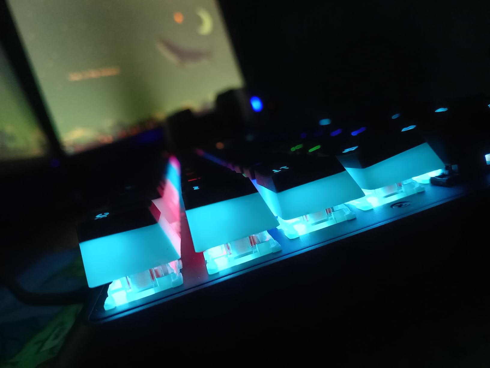 CORSAIR K70 CORE RGB Mechanical Wired Gaming Keyboard with Palmrest - Pre-Lubed MLX Red Linear Switches, SOCD, ABS Double-Shot Keycaps, Sound Dampening, Media Control Dial, QWERTY NA - Black customer photo 2