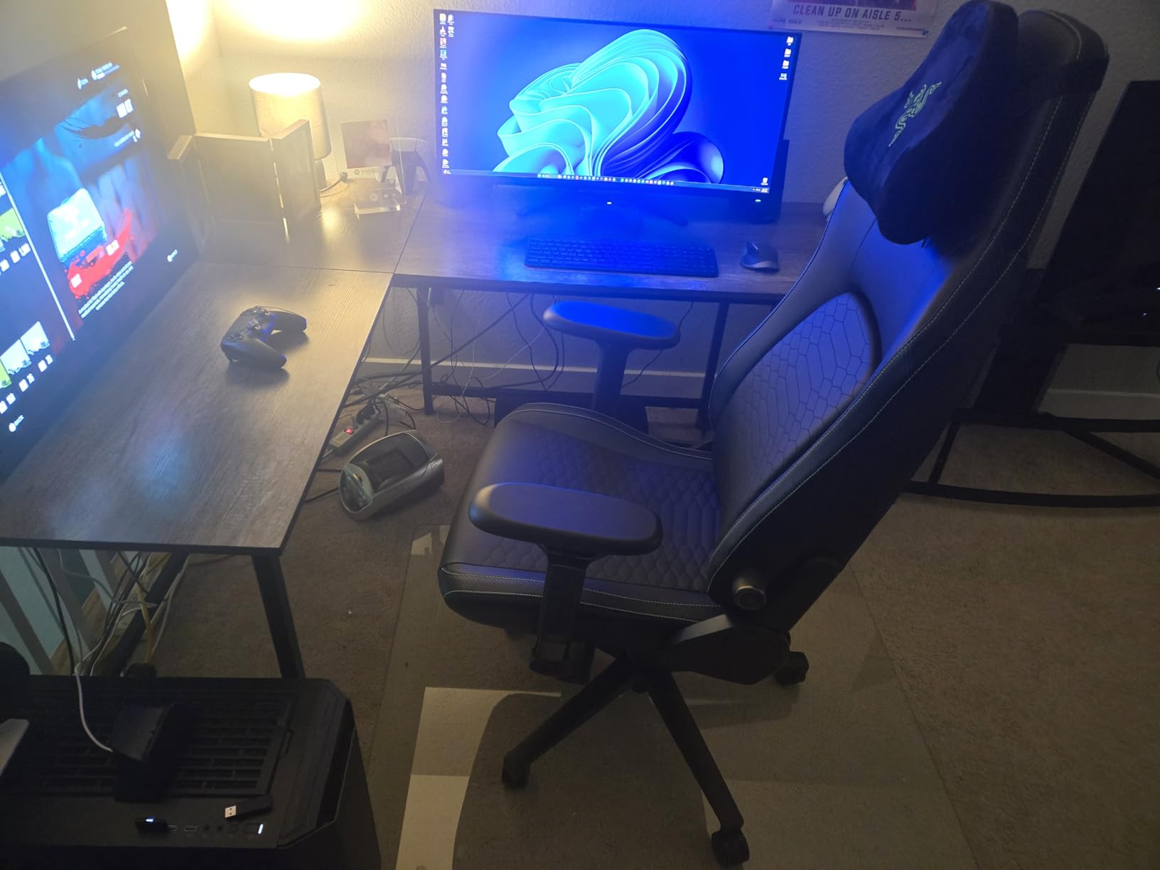 Razer Iskur V2 Gaming Chair: Adaptive Lumbar Support - Adjustable Lumbar Curve - High Density Foam Cushions - Reactive Seat Tilt & 152-degree Recline - 4D Armrests - Synthetic Leather - Black customer photo 1