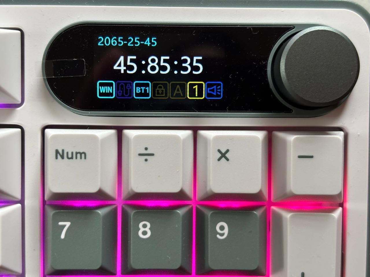 RK ROYAL KLUDGE S98 Wireless Mechanical Keyboard w/Smart Display & Knob customer photo 1