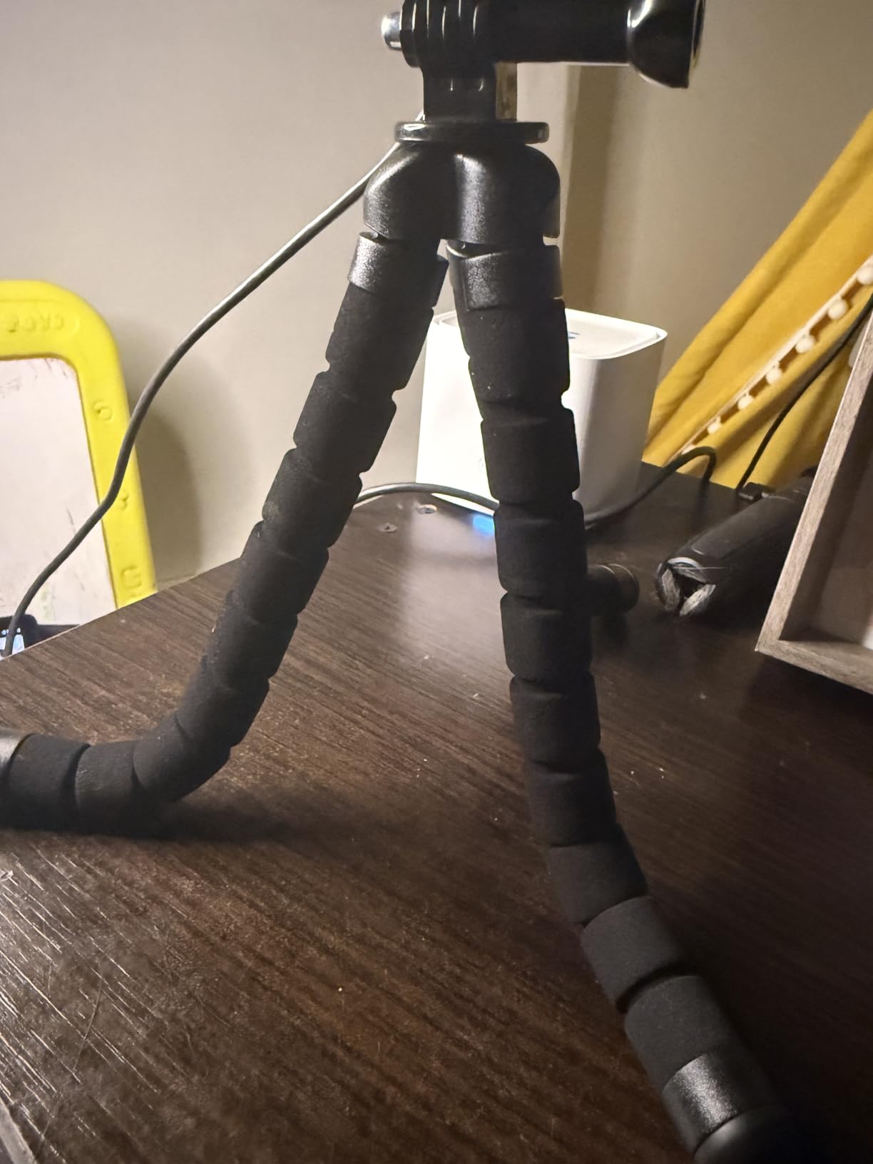 Amazon Basics Portable and Flexible Tripod with Wireless Remote and Smartphone Clamp, 10-inch, Black customer photo 2