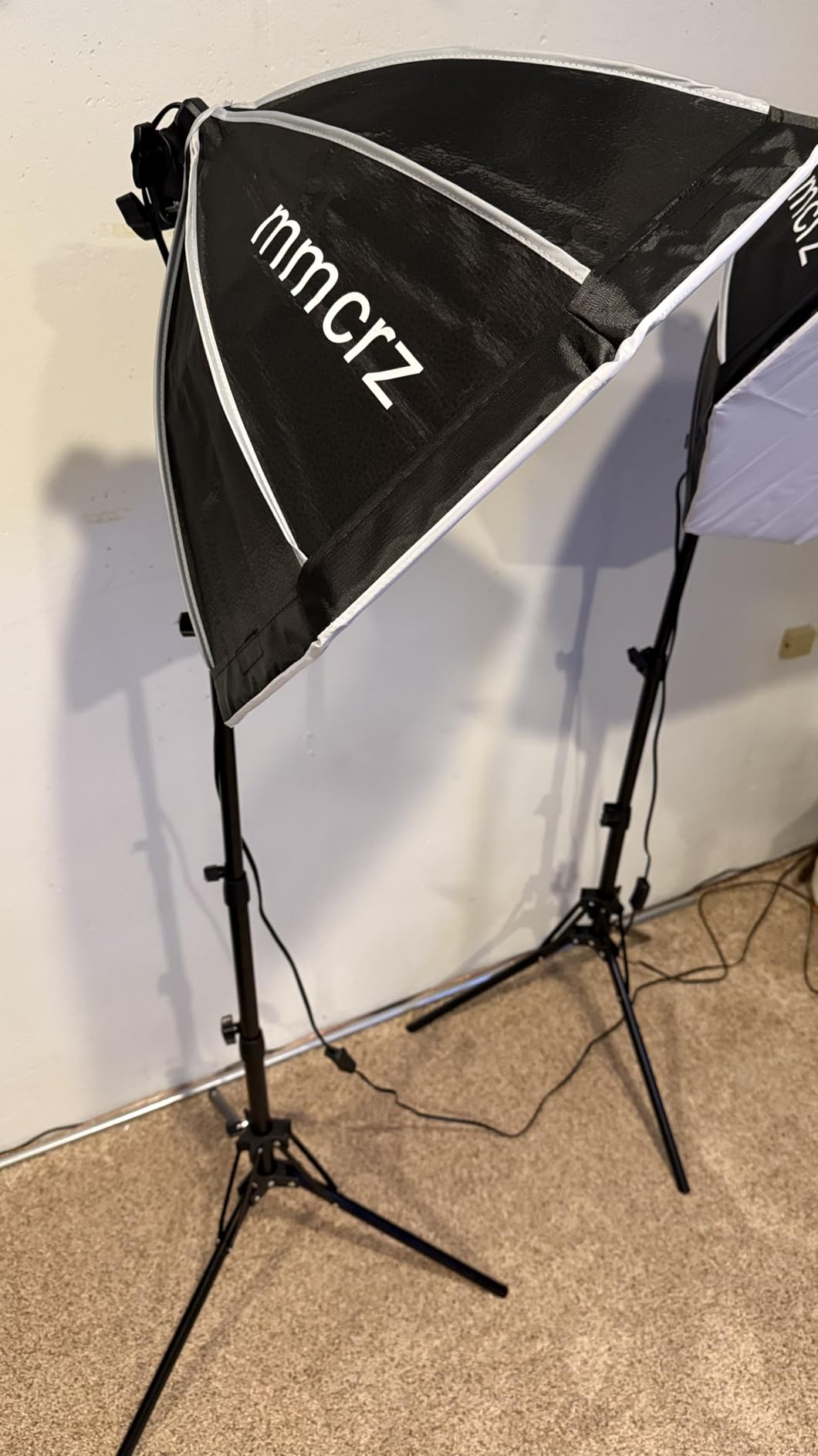 2Pack Professional Softbox Lighting Kit, 16'' x 16'' Studio Lights with 85W 2700-6500K E27 LED Bulbs, Continuous Lighting for Photography/Video Recording/Live Streaming customer photo 2