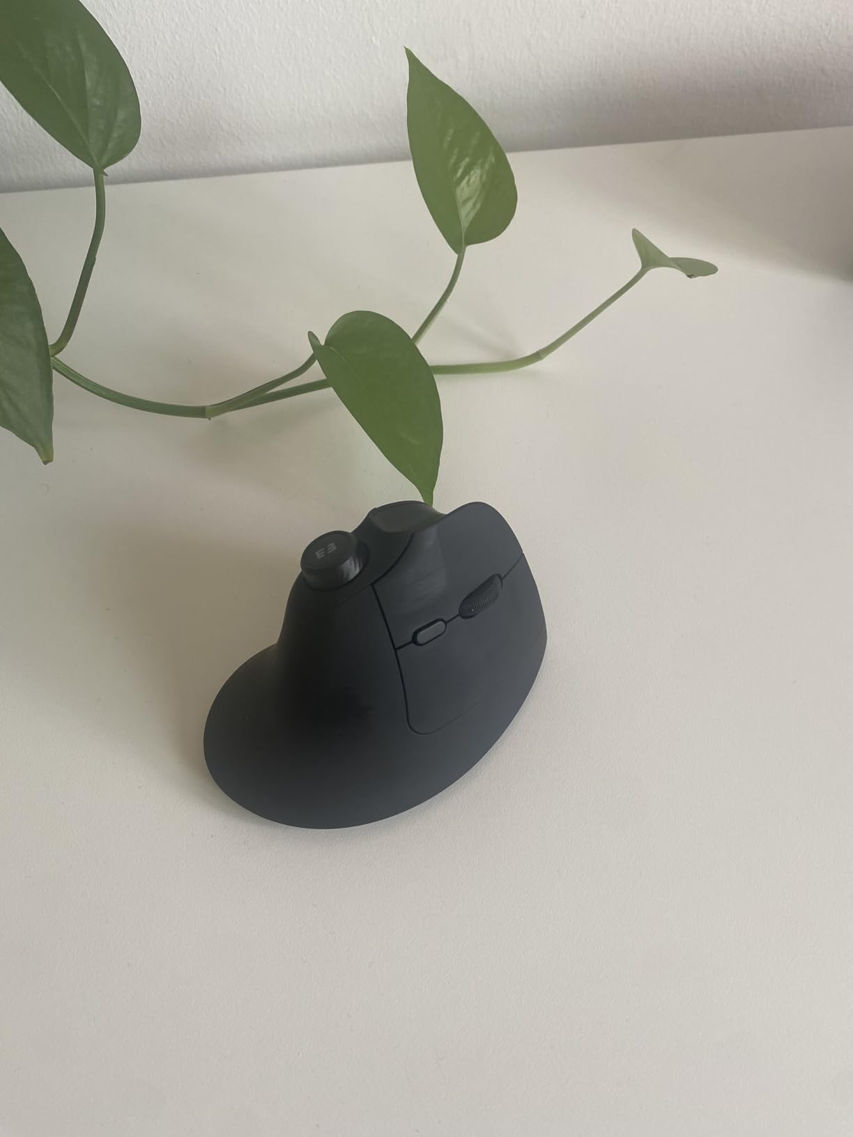 seenda MOU-302 Wireless Bluetooth Ergonomic Vertical Mouse with Volume Knob | Rechargeable 3-device mice for small/medium hands with quiet clicks, 1000/1600/2400 DPI for PC, laptop, MacBook, Green Purple customer photo 2