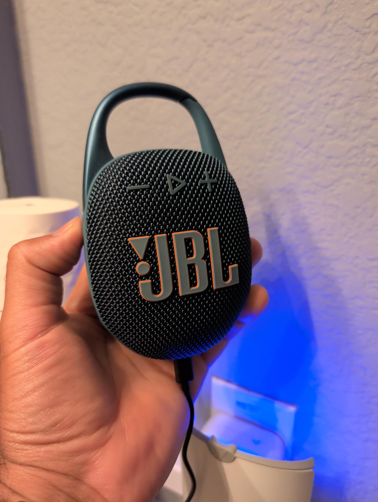 JBL Clip 5 - Ultra-Portable Waterproof Speaker with Carabiner, Up to 12 Hours Playtime customer photo 1