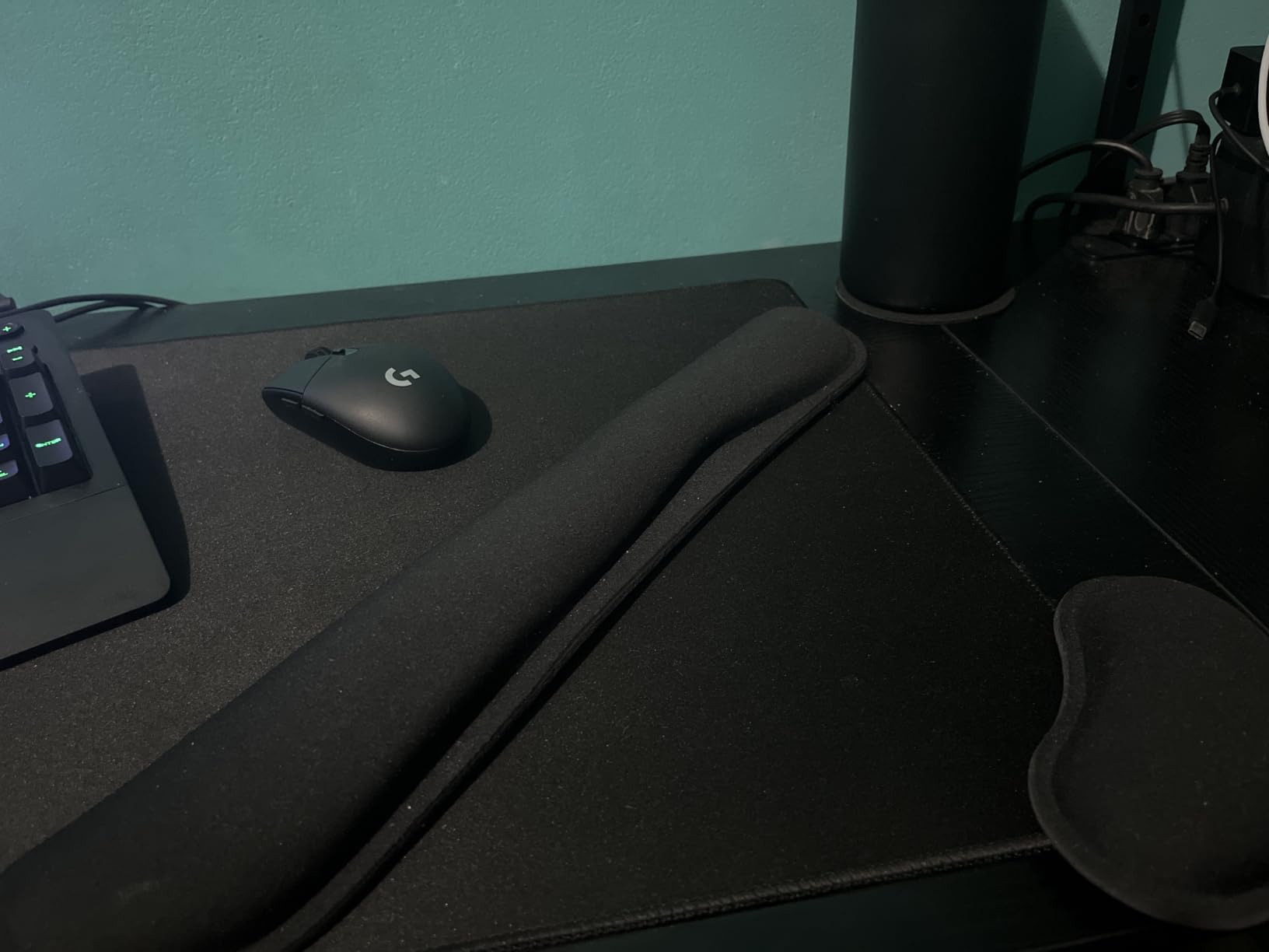 Large Mouse Pad and Keyboard Wrist Rest, Desk Pad for Keyboard and Mouse, 4-in-1 Large Gaming Mouse Pad with Wrist Support, Desk Mat for Home Office Study Game-Black customer photo 1