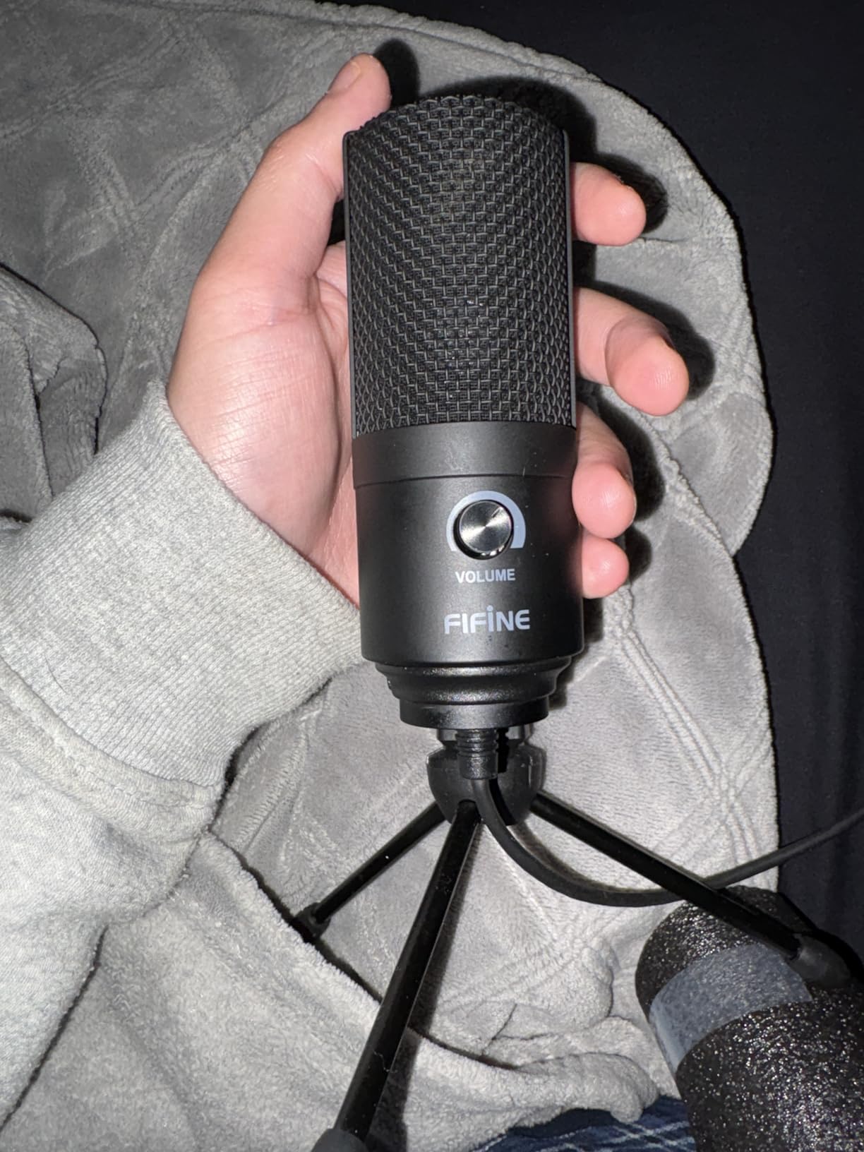 FIFINE K669 White USB Desktop Microphone for Recording, Online Meeting | Podcast Condenser Mic for Computer, Volume Knob, Metal Tripod Stand, Voice-Over, Vocals, Home Studio, YouTube customer photo 2