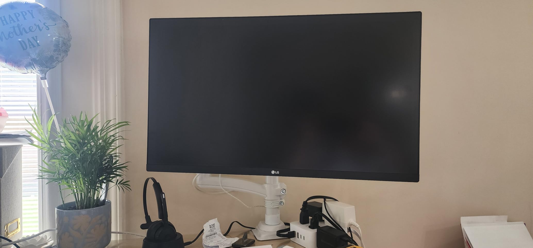 LG 27US500-W Ultrafine Monitor 27-Inch 4K UHD (3840x2160) HDR10 IPS Borderless Design Reader Mode Flicker Safe Switch App HDMI DisplayPort - White customer photo 1