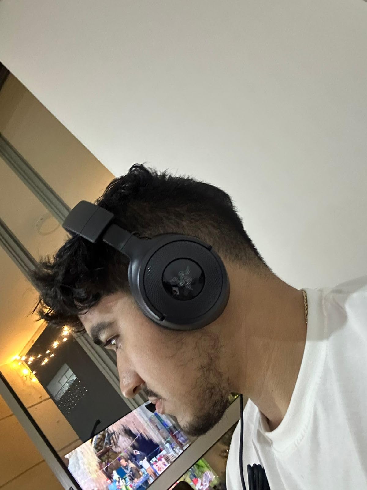Razer Kraken V4 X Wired USB-C & Type A Gaming Headset, Black | Cardioid Mic, Memory Foam Cushions, Chroma RGB Lighting, For PC, Mac, PS5, Nintendo Switch 2 customer photo 1