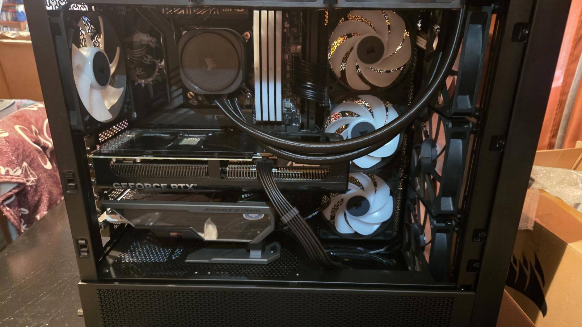 CORSAIR 4000D RS ARGB Frame Modular Mid-Tower ATX PC Case, High Airflow, 3X Pre-Installed RS Fans, InfiniRail Mounting System, ASUS BTF, MSI Zero, Gigabyte Stealth, Black customer photo 2
