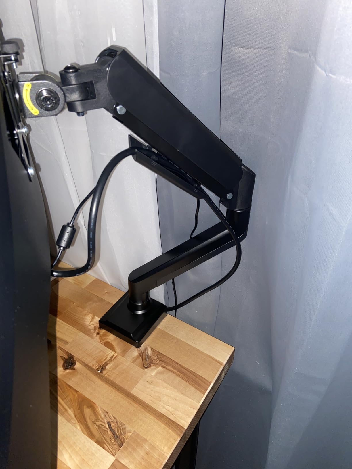 WALI Adjustable Single Monitor Arm for 13-34 inch Screens, up to 26.4 lbs | Single Monitor Desk Mount, Full Motion with Tilt, Swivel, Rotation, C-Clamp & Grommet Base, VESA 75/100mm (GSMP001N), Black customer photo 1