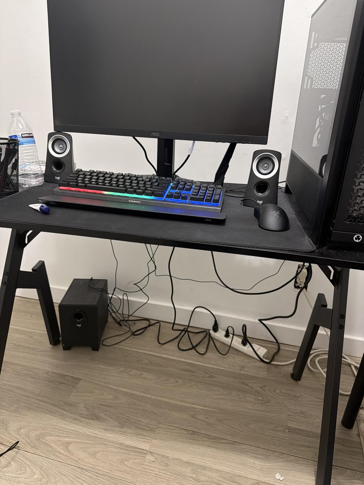 HLDIRECT 47 Inch A-Shaped Gaming Desk with Carbon Fiber Surface, Black customer photo 1