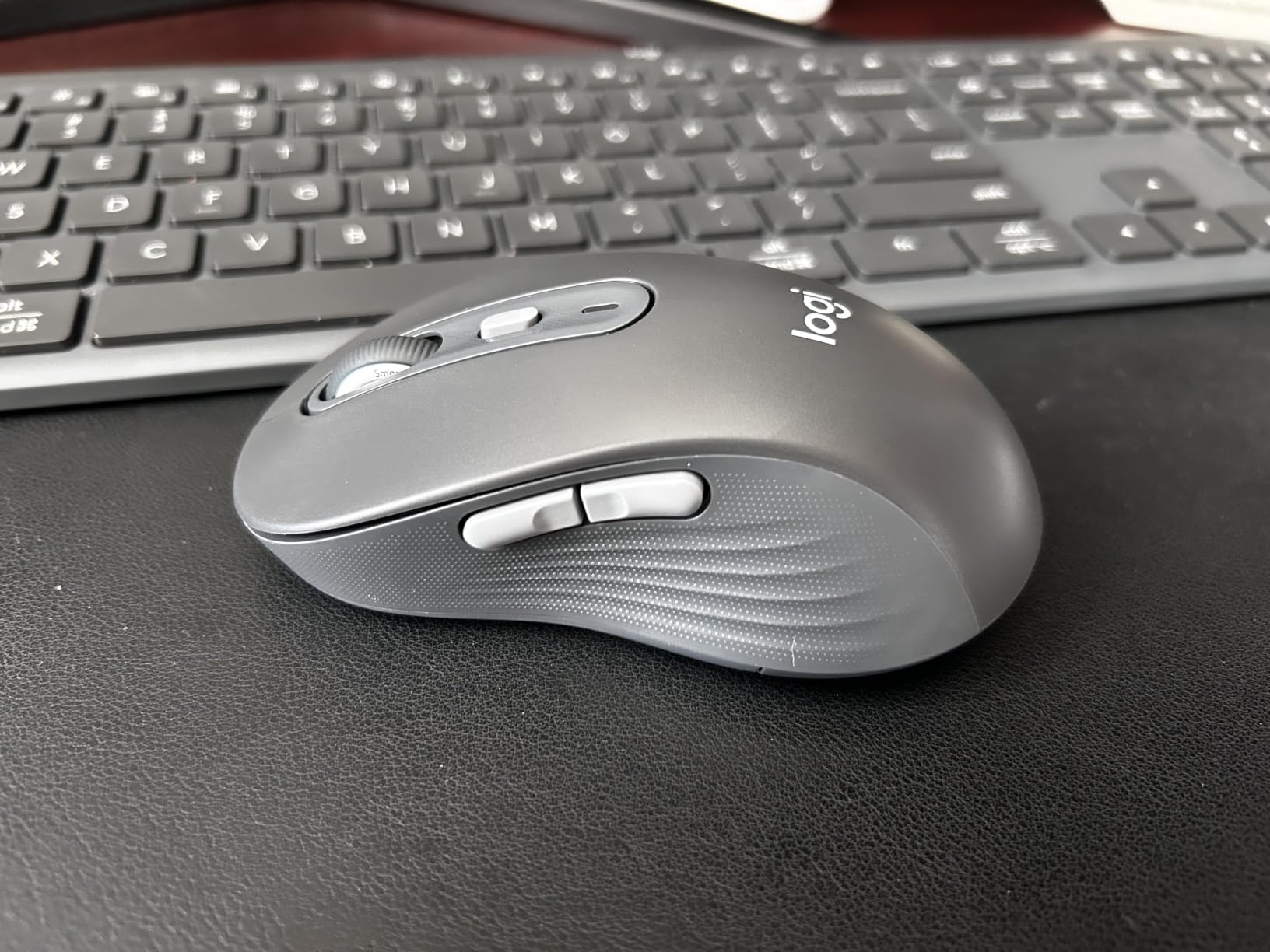 Logitech Signature Plus M750 L Wireless Mouse - for Large Hands, SmartWheel, Bluetooth, Multi Device, 24-Month Battery, Silent Clicks, Customizable Side Buttons, Contoured Shape - Graphite customer photo 1