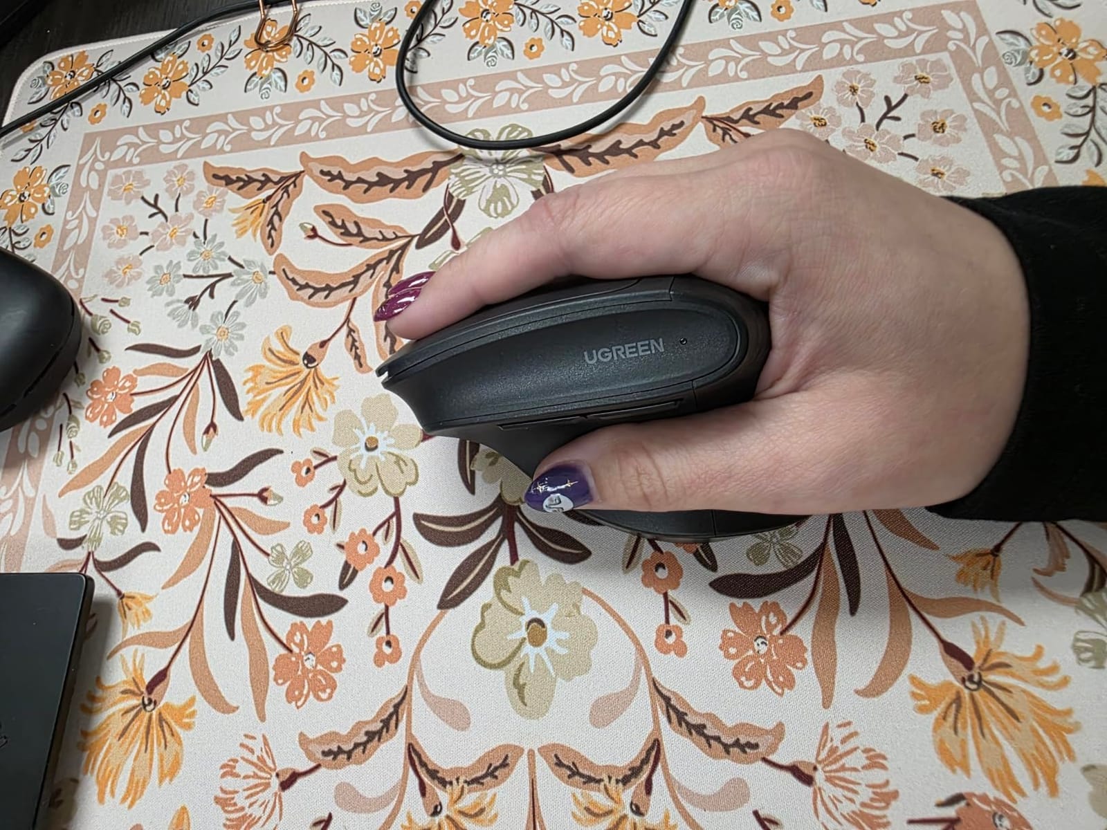 UGREEN Ergonomic Wireless Mouse, Bluetooth & 2.4G Wireless, Quiet Clicks | 1000/1600/2000/4000 DPI, Up to 3 Device Connectivity, 6 Buttons, Multi-system compatibility, for Laptop, Desktop, PC customer photo 2