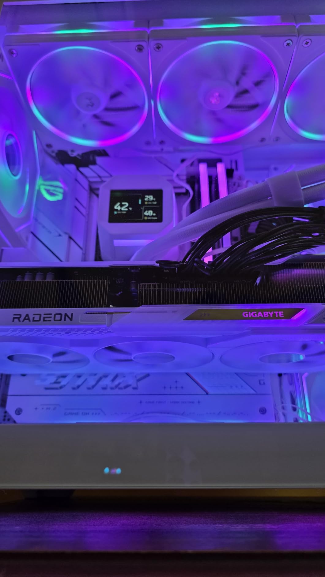 GIGABYTE Radeon RX 9070 XT Gaming OC 16G Graphics Card, 16GB GDDR6 customer photo 2