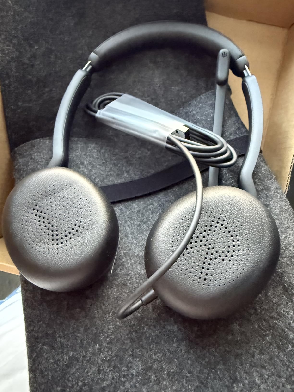 Jabra Evolve 20 Wired Headset (2025 Edition) - Dual-Ear Set for Office and Work from Home - Call Control - All Platforms - USB-C/A Connectivity - Black customer photo 2