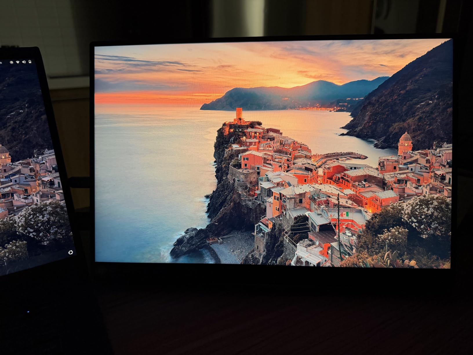 cocopar Portable Monitor 16 Inch 2.5K QHD 110% sRGB 144Hz USB-C, 120Hz HDMI, Travel Monitor with Speaker Second Screen for Laptop MacBook Surface PC Xbox PS4/5, VESA Mountable, with Kickstand customer photo 2
