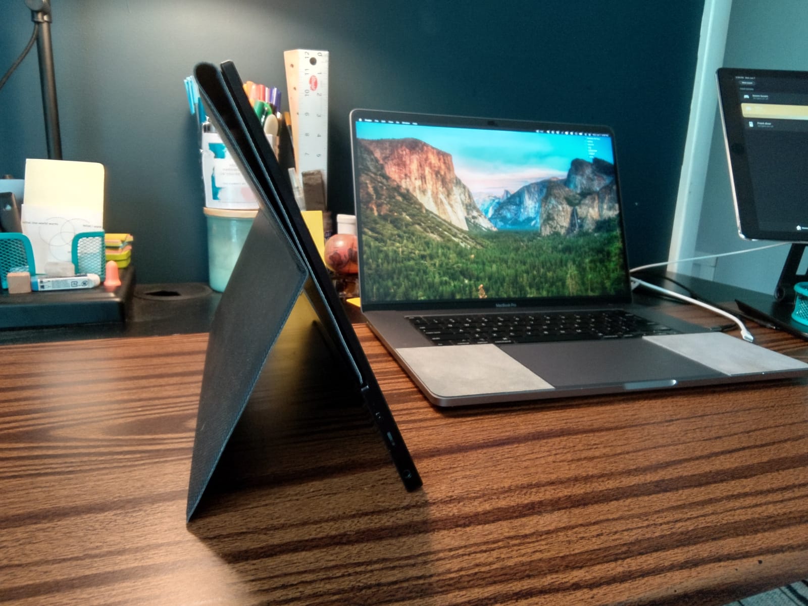 cocopar Portable Monitor 18.5 Inch 2K QHD 2560x1440 120Hz 120% sRGB Travel Monitor with Kickstand & Speakers, VESA Mountable, HDMI USB-C customer photo 1