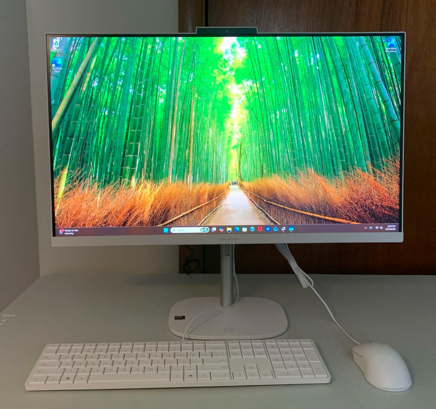 HP OmniStudio 27 inch All-in-One Desktop PC, FHD Display, AMD Ryzen 5 220, 16 GB RAM, 512 GB SSD, AMD Radeon 740M Graphics, Windows 11 Home, Cotton White, 27-cv0002 (2026) customer photo 2