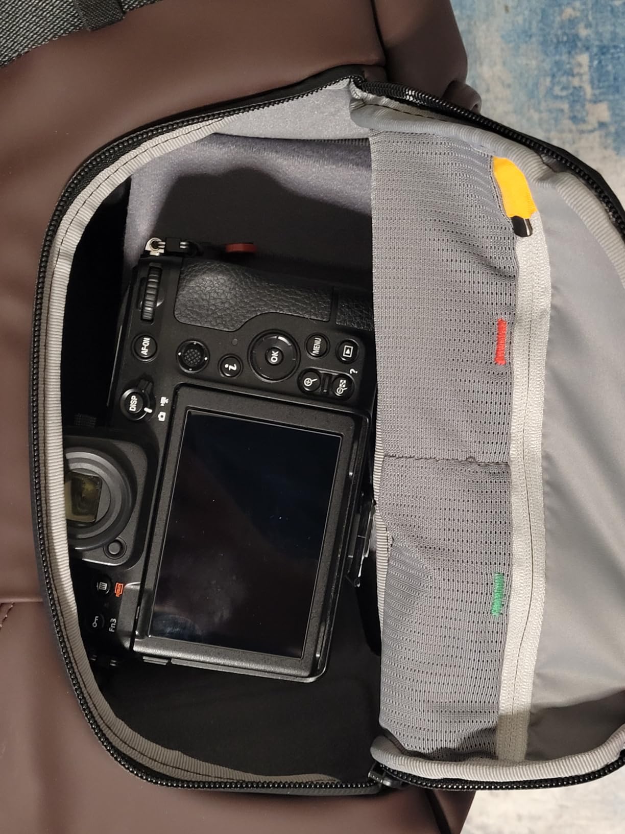 VANGUARD VEO Lite B20L Camera & Everyday Backpack (Cream) - Fits Full-Frame Camera with 70-200mm Attached + 3 Lenses, 14