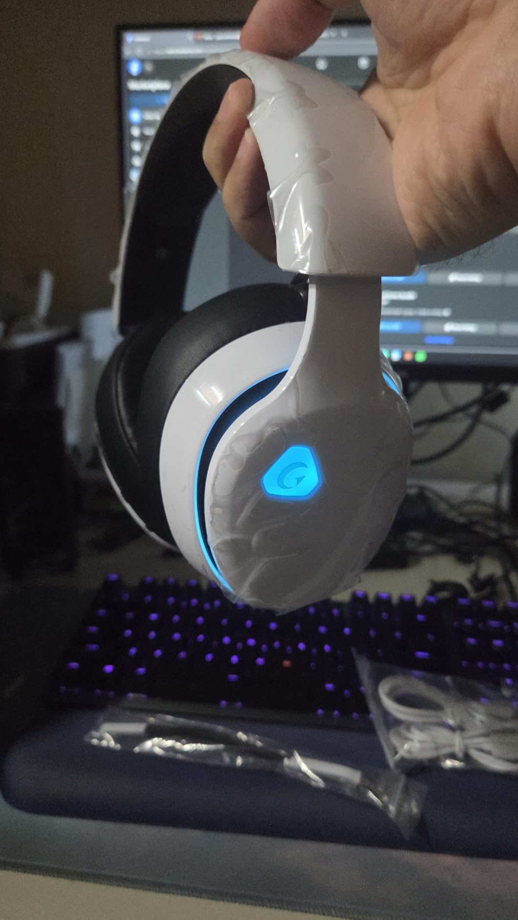 AOC 2.4GHz Wireless Gaming Headset for PS5, PS4, PC, Switch, 45Hr, White, Bluetooth 6.0 Gaming Headphones with Noise Canceling Mic, 7.1 Virtual Surround, Great for Fortnite & Call of Duty/FPS Gamers customer photo 2