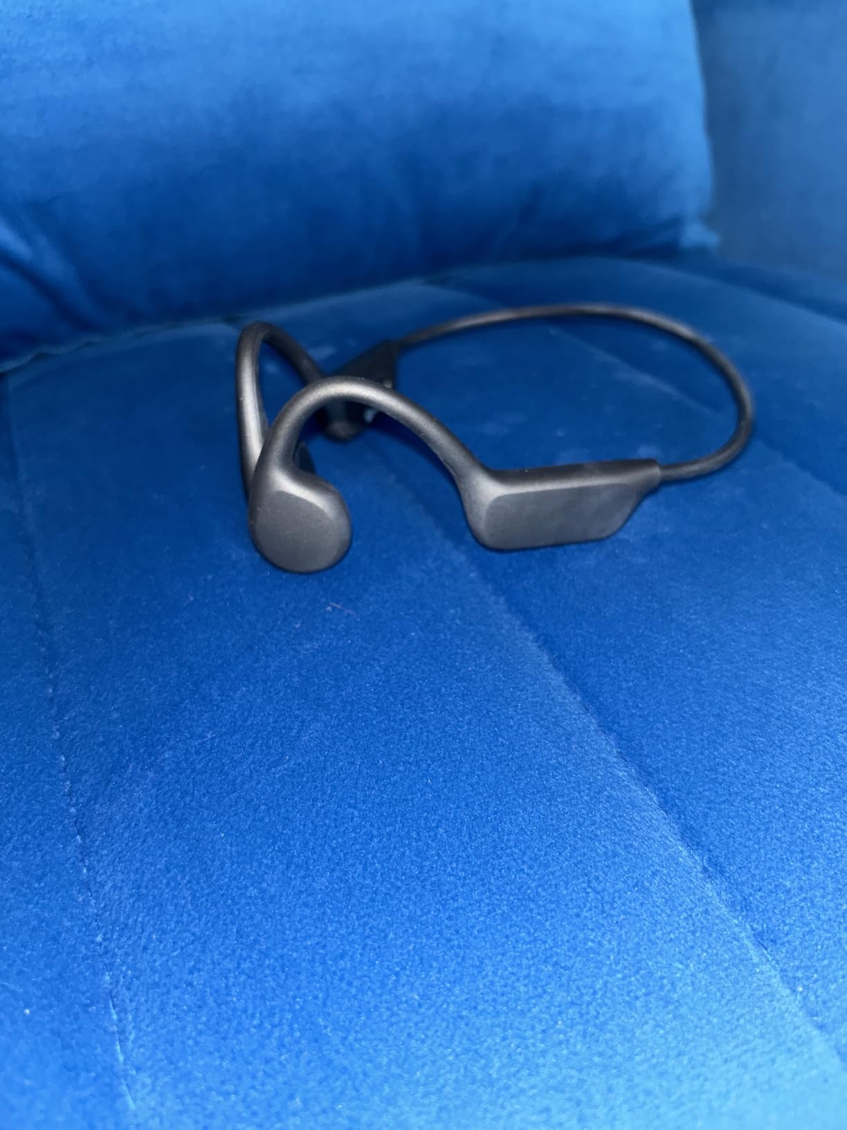 SAMVEK Swimming Headphones, IP68 Waterproof Bone Conduction Headphones for Swimming, Bluetooth 6.1 Swimming Headphone Underwater with MP3 Mode 32GB Memory for Running, Surfing, Cycling, Fitness customer photo 2
