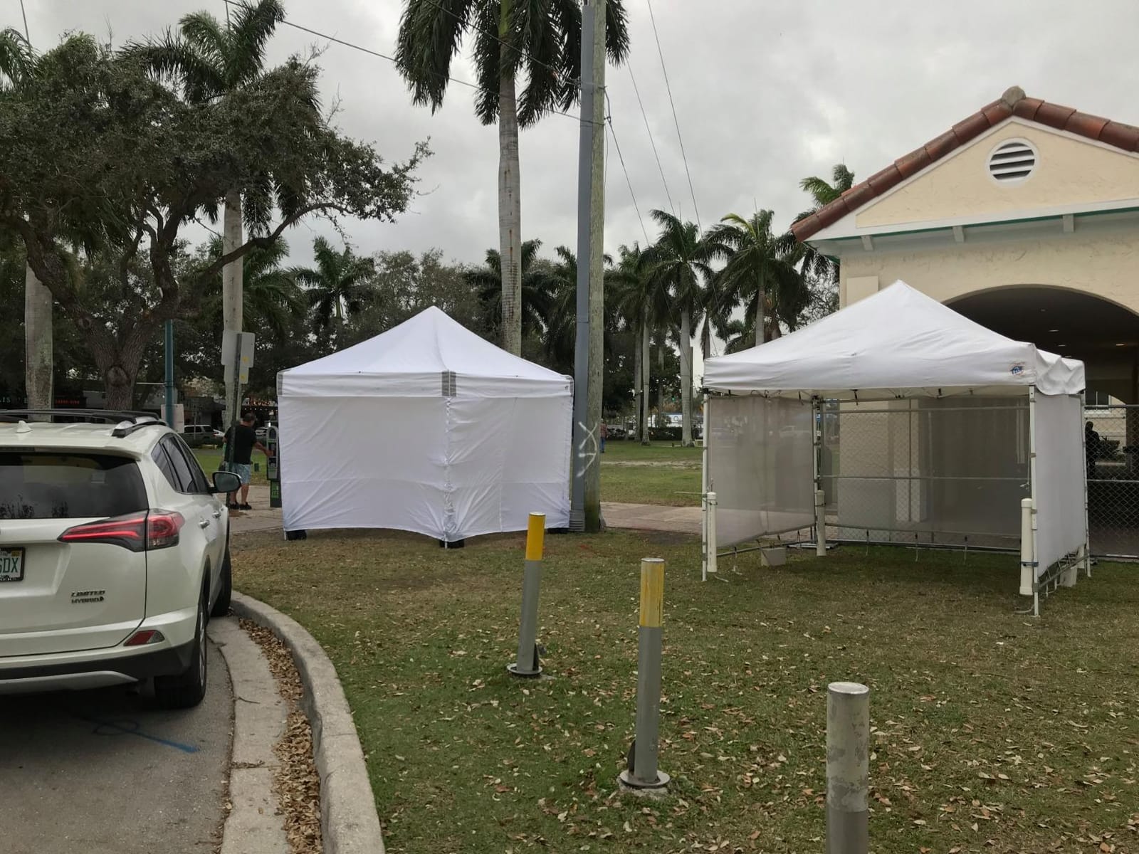 E-Z UP ES100S Instant Commercial Pop Up Canopy Tent, 10' x 10' with 3 Sidewalls, 1 Mid-Zip Sidewall and Wide-Trax Roller Bag, White customer photo 1