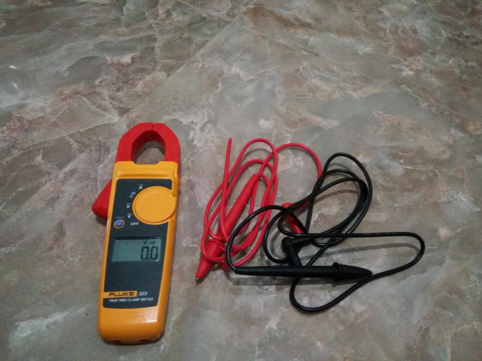 Fluke 323 Clamp Meter for Commercial/Residential Electricians, Measures AC Current to 400 A & AC/DC Voltage to 600 V, Resistance and Continuity, Includes 2 Year Warranty and Soft Carrying Case customer photo 1