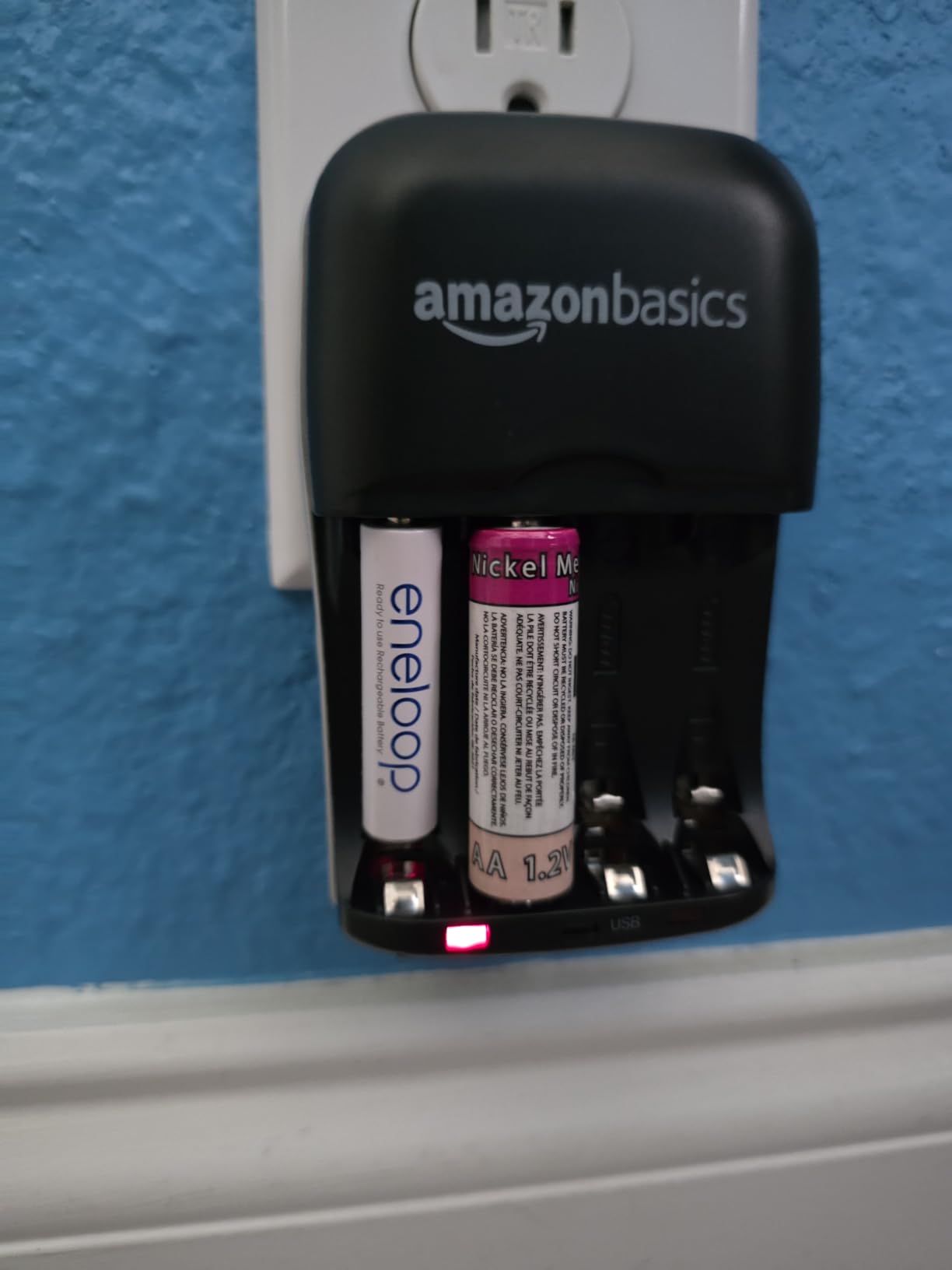 Amazon Basics Rechargeable Battery Charger for AA & AAA Ni-MH Batteries with USB Port, Portable, Travel-Friendly, Over-Charge Protection, Black customer photo 1