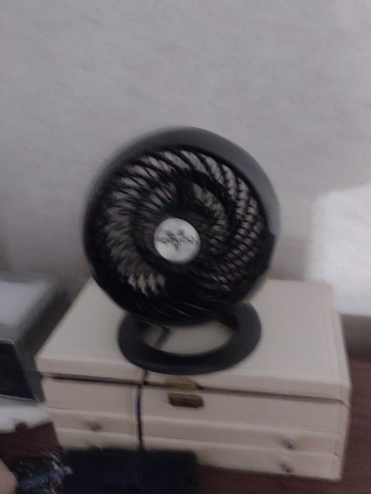 Vornado 460 Small Desk Fan with 3 Speed Settings, Adjustable Tilt Chrome Glide Bar, for Bedroom, Office, Home, Air Circulation up to 70 Feet, Quiet Table Fan, Black customer photo 2