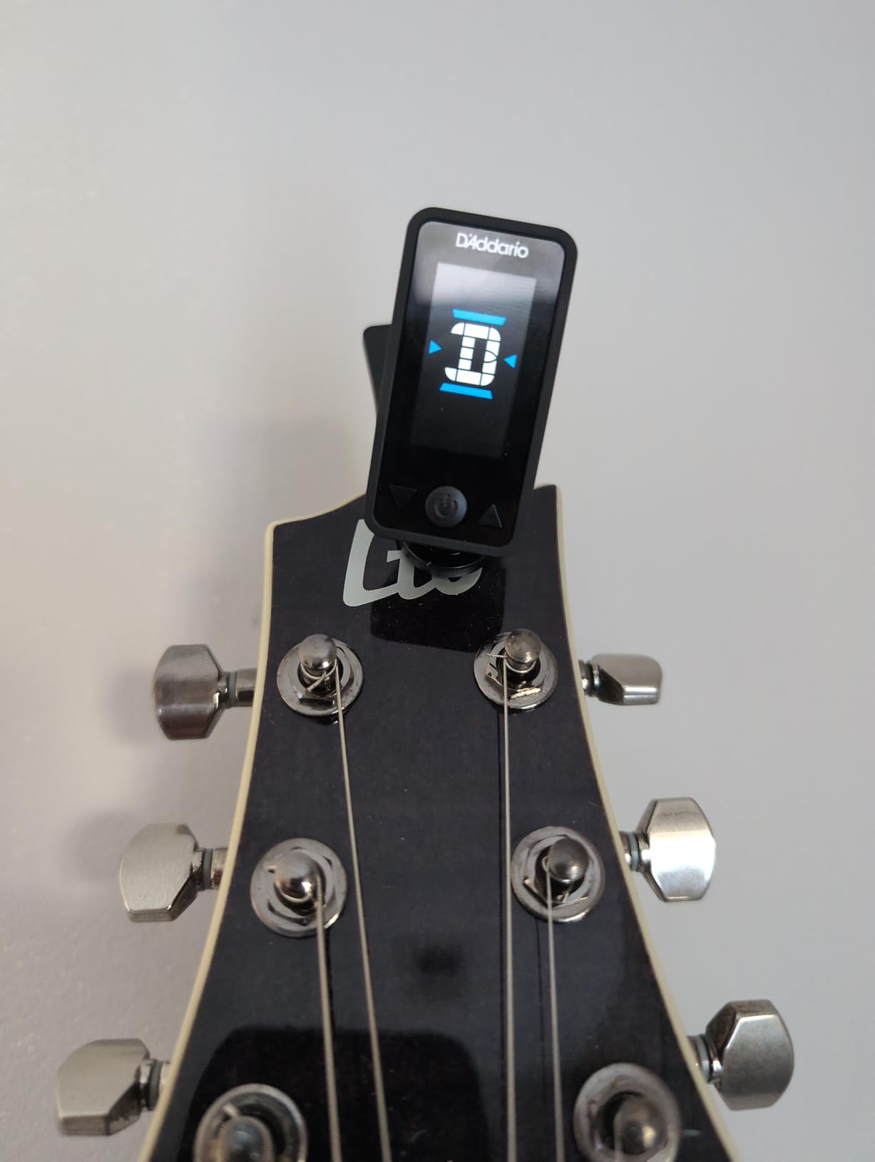 D'Addario Eclipse Headstock Clip-On Guitar Tuner, Black customer photo 2