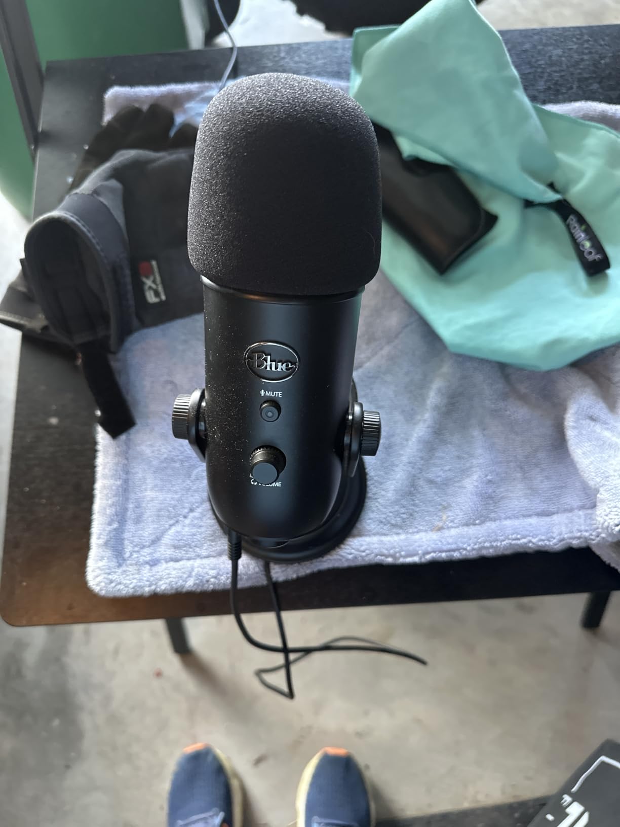 Logitech Creators Blue Yeti USB Microphone for PC, Mac, Gaming, Streaming, Podcasting, Studio and Computer Condenser Mic with Blue VO!CE Effects, 4 Pickup Patterns, Plug and Play - Midnight Blue | Mac, Gaming, Streaming, Podcasting, Studio and Computer Condenser Mic, VO!CE Effects, 4 Pickup Patterns, Plug and Play customer photo 2