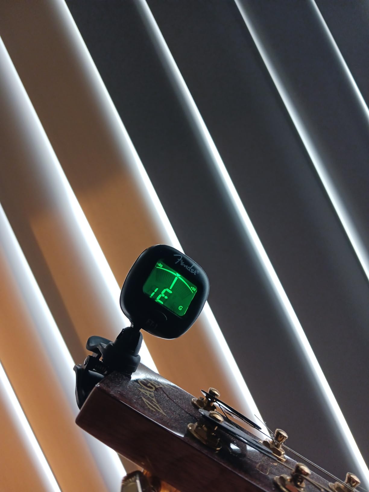 Fender FT-1 Professional Guitar Tuner Clip On, Guitar Accessories, with 1-Year Warranty, Full-Range Chromatic Guitar Tuner with Dual-Rotating Hinges, A4 Calibration customer photo 1