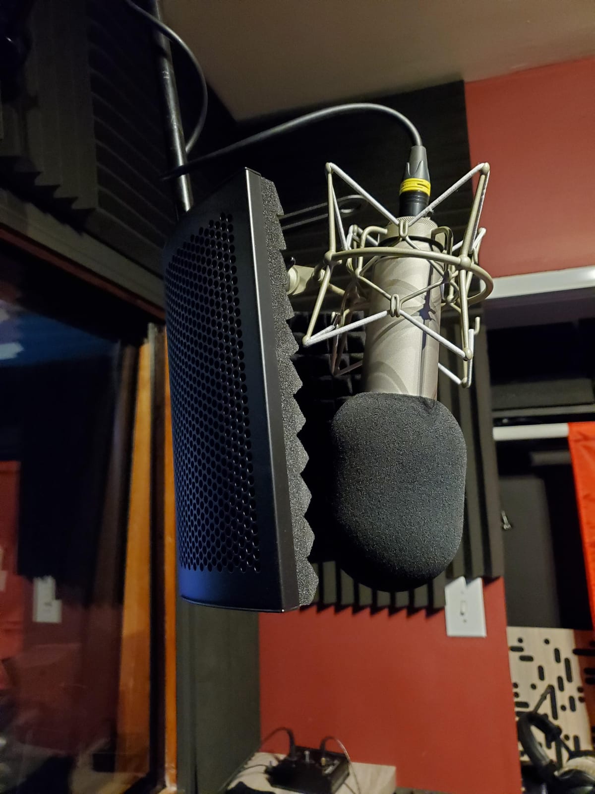 Aokeo Professional Studio Recording Microphone Isolation Shield,Suitable for Blue Yeti and Any Condenser Microphone Recording Equipment(AO-403) customer photo 2