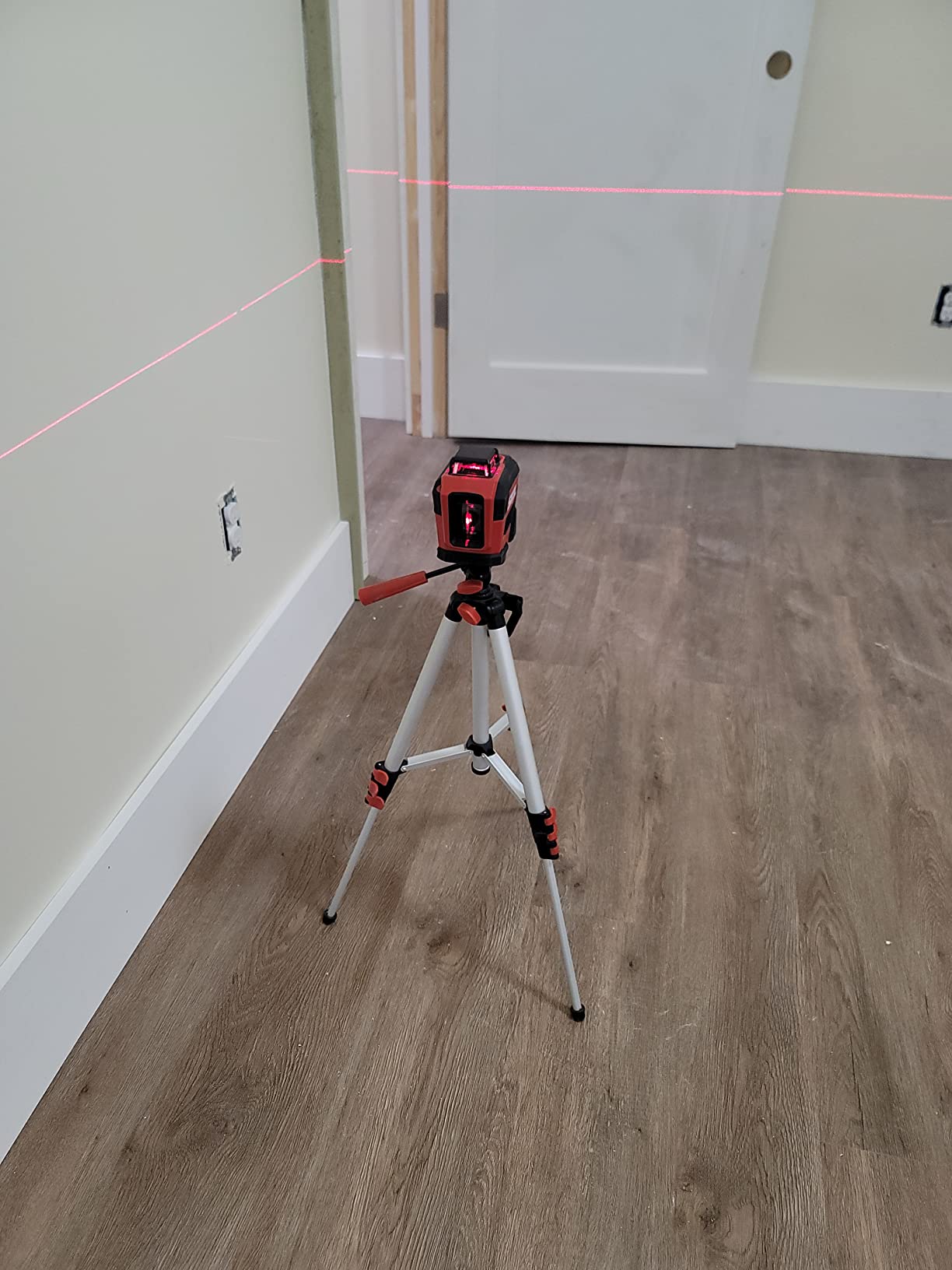 SKIL 65ft. 360° Red Self-Leveling Cross Line Laser Level with Horizontal and Vertical Lines Rechargeable Lithium Battery USB Charging Port, Compact Tripod & Carry Bag Included - LL932201 customer photo 2