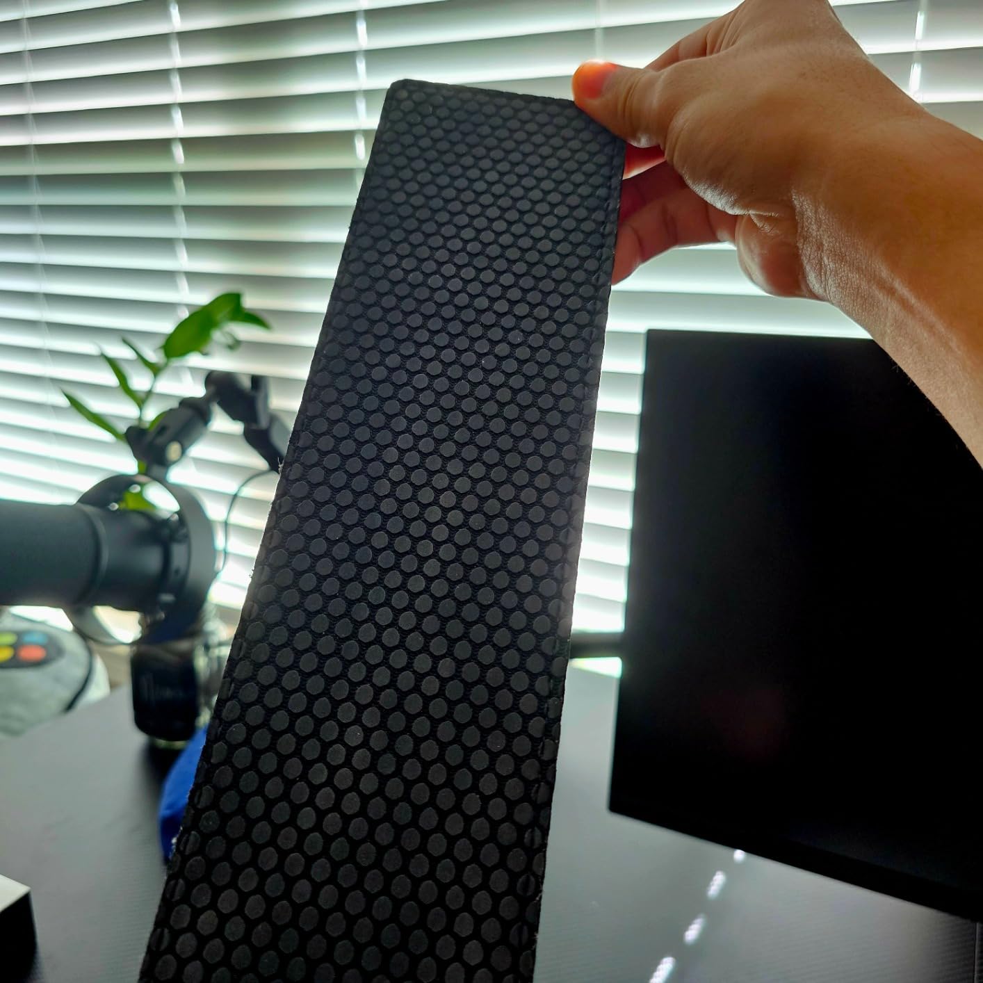 HyperX Wrist Rest - Full Sized - Cooling Gel - Memory Foam - Anti-Slip - Ergonomic - Keyboard Accessory, Black customer photo 2