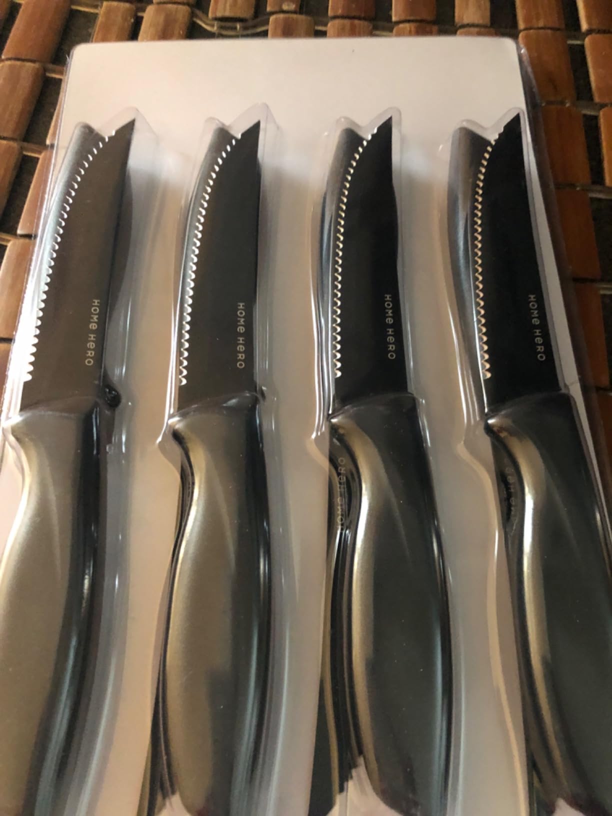 Home Hero High-Carbon Stainless Steel Steak Knife Set - Sharp Serrated Knives & Nonstick Coating - Ergonomic TPR-Coated Handles - Rust-Resistant Blades & Hand Wash - 8-Piece Set, Black customer photo 1