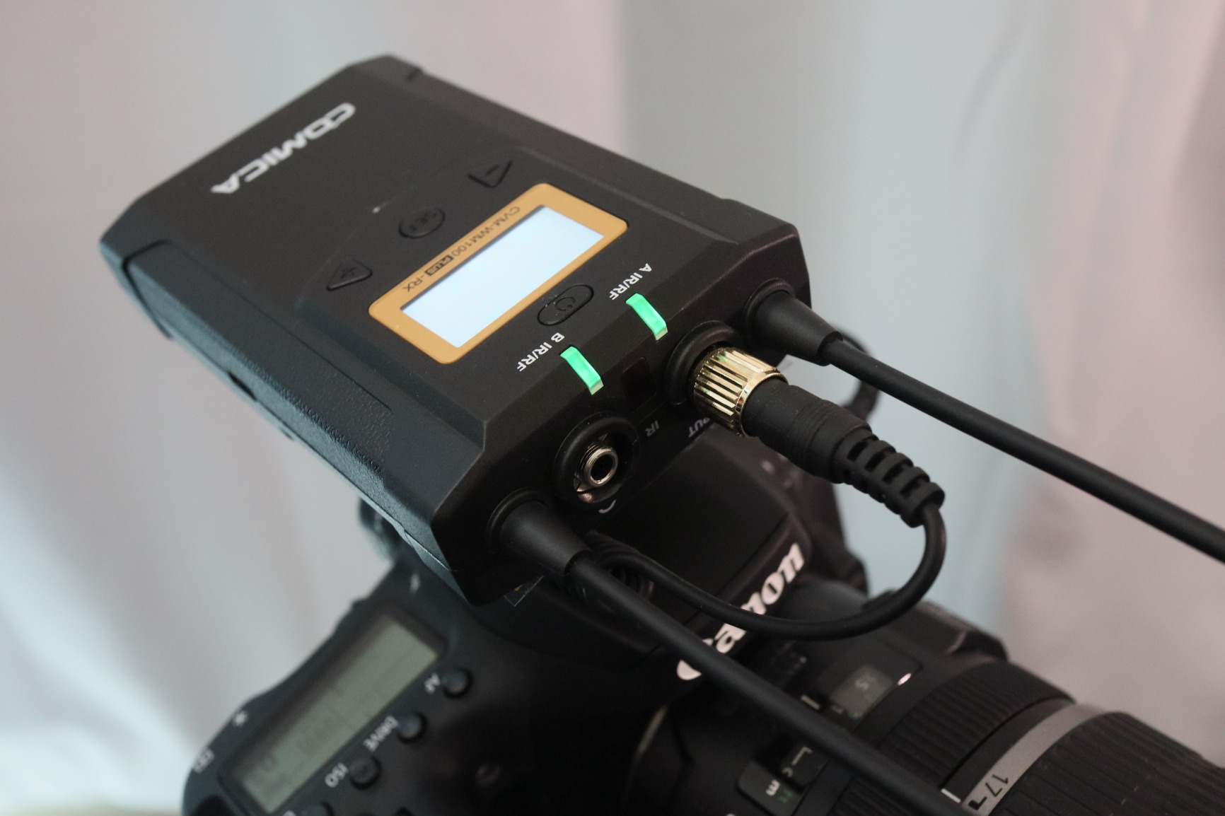 COMICA CVM-WM100PLUS UHF Wireless Lavalier Microphone for Camera Smartphone customer photo 2