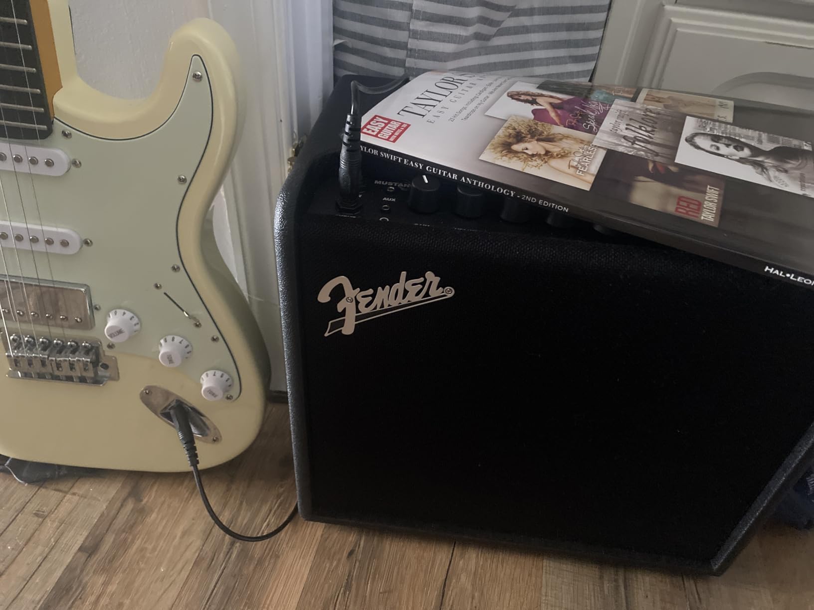 Fender Mustang LT25 Guitar Amplifier, 25-Watt Combo Amp with 8