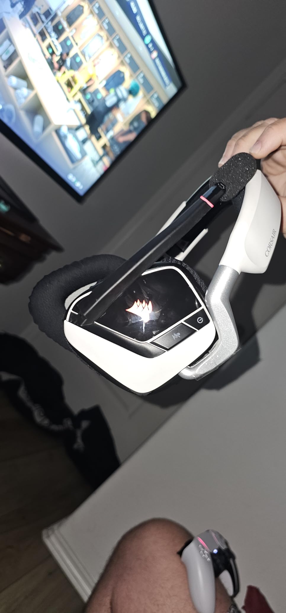 Corsair Void RGB Elite Wireless PC PS5 PS4 Mac Gaming Headset – White customer photo 2