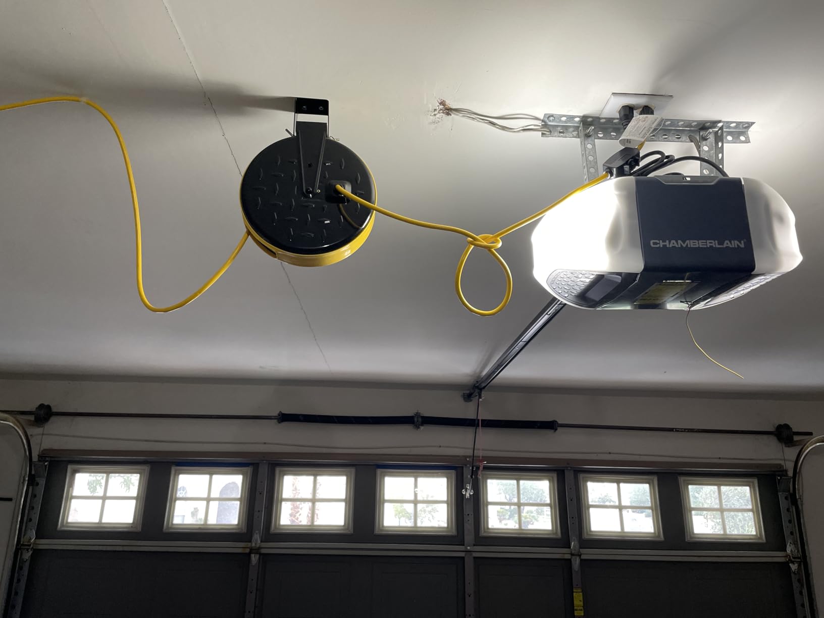 DEWENWILS Retractable Extension Cord Reel, Metal Reel with 30FT Power Cord | Ceiling or Wall Mount, 16/3 Gauge SJTW, 3 Electrical Outlets Pigtail for Garage and Shop, 10 Amp Circuit Breaker, UL Listed customer photo 2