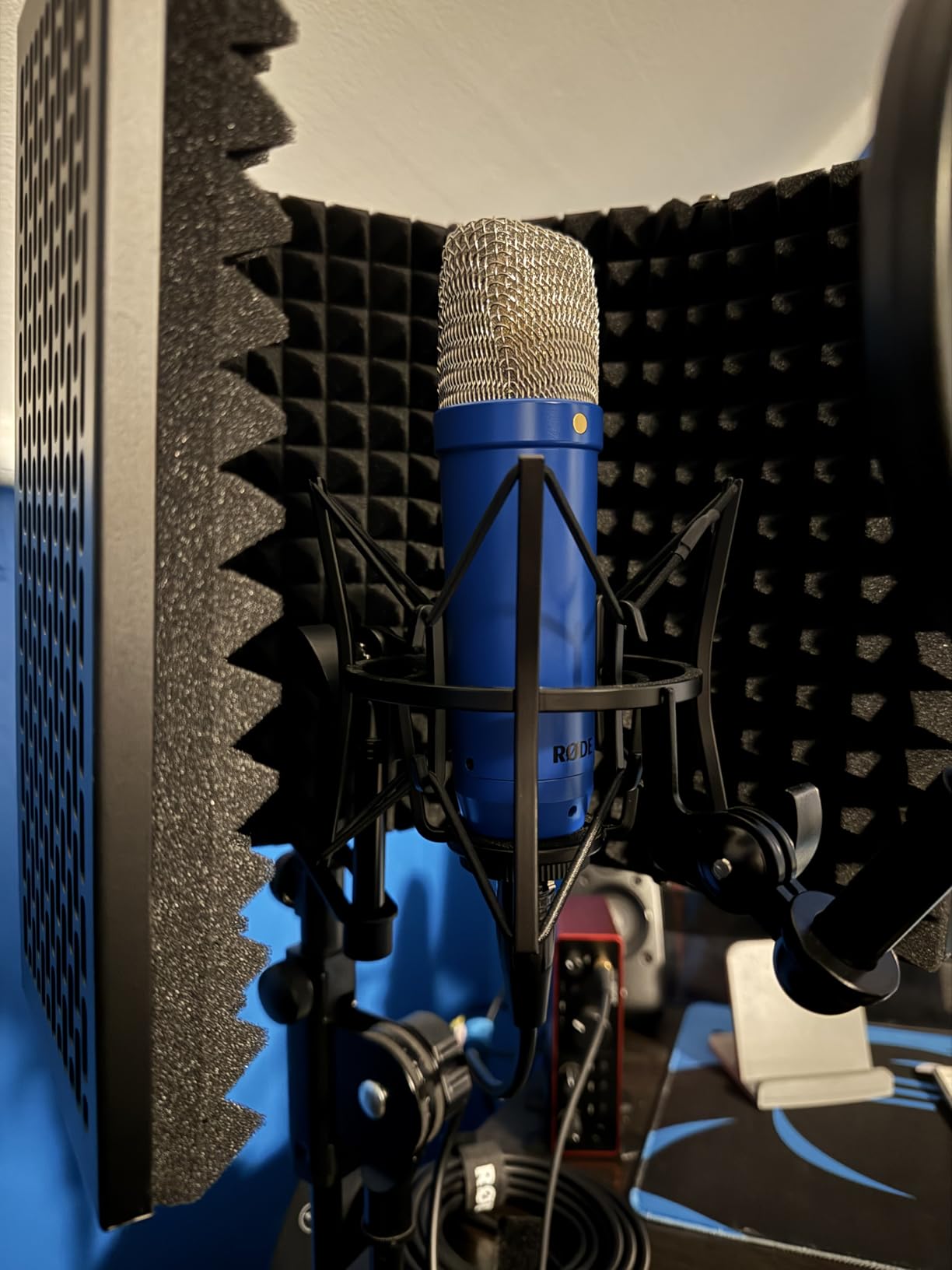 Aokeo Studio Recording Microphone Isolation Shield with Pop Filter & Tripod Stand, High Density Absorbent Foam to Filter Vocal, Foldable Sound Shield for Blue Yeti and Condenser Microphones customer photo 1