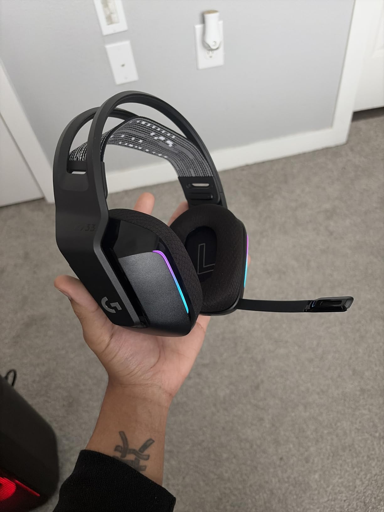 Logitech G733 Lightspeed Wireless Gaming Headset - Black | Suspension Headband, Blue VO!CE Mic, PRO-G Audio, PC, PS5, PS4, Switch Compatible customer photo 1