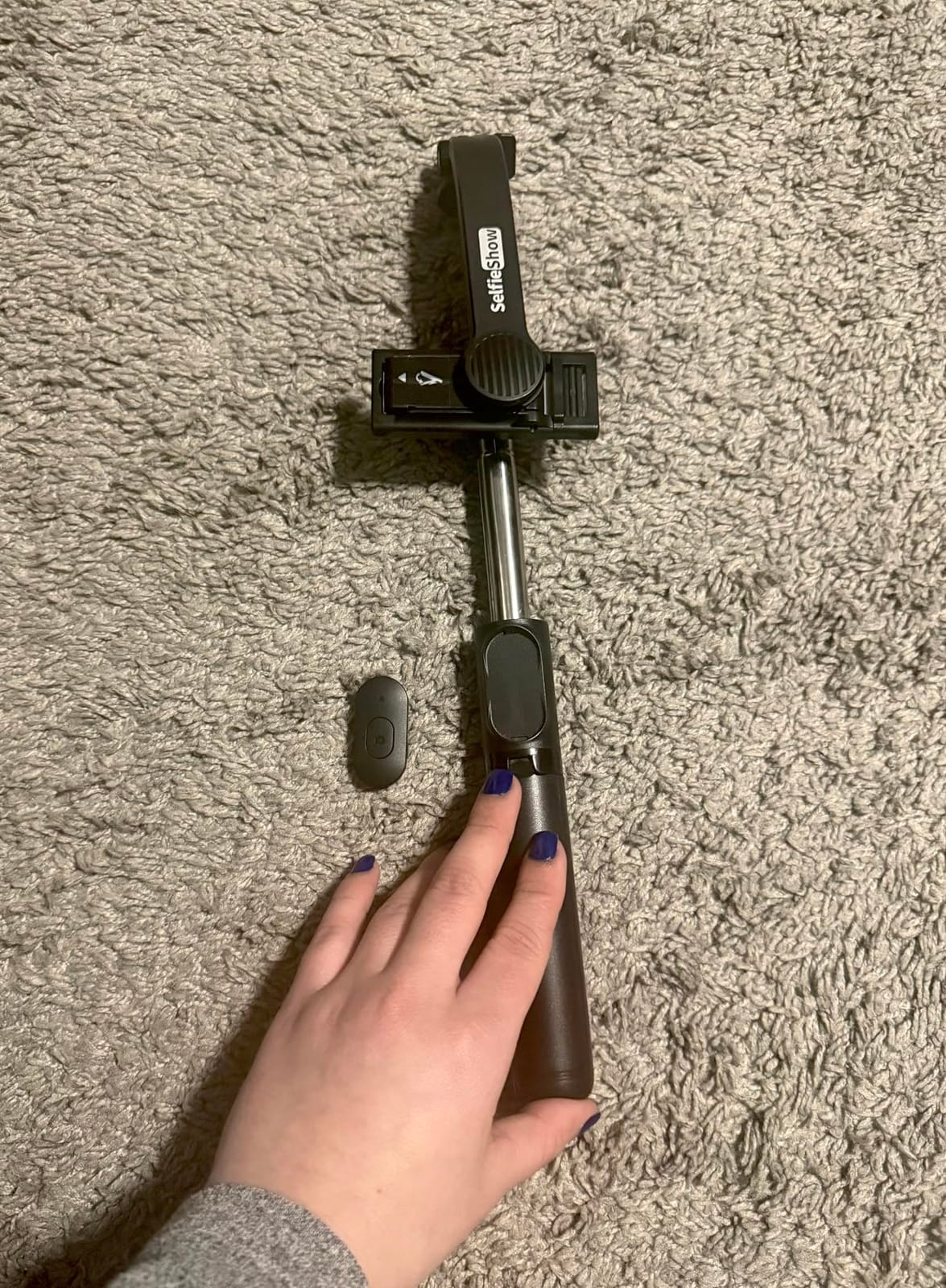SelfieShow Selfie Stick, Extendable Selfie Stick Tripod with Wireless Remote and Tripod Stand, Portable, Lightweight, Compatible with iPhone 17 16 15 14 13 12 Pro Xs Max/Samsung Smartphone and More customer photo 2