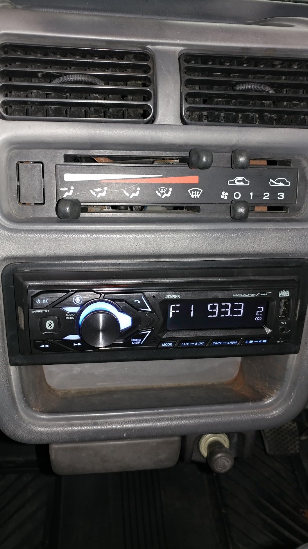 Jensen MPR210 Single DIN Bluetooth Car Stereo, Hands-Free, AM/FM, USB customer photo 1