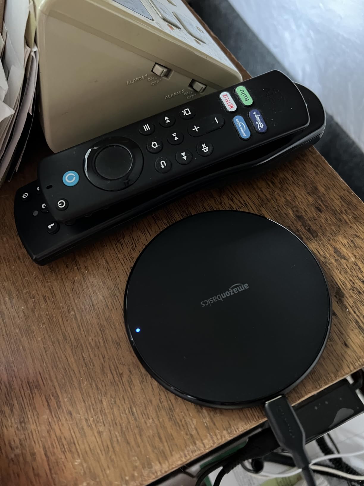 Amazon Basics Wireless Charger, 15W Qi Certified Wireless Charging Pad with USB Cable, Compatible with iPhone 15/14/13/12/11/X, Samsung & LG, Case Compatible, Black customer photo 2