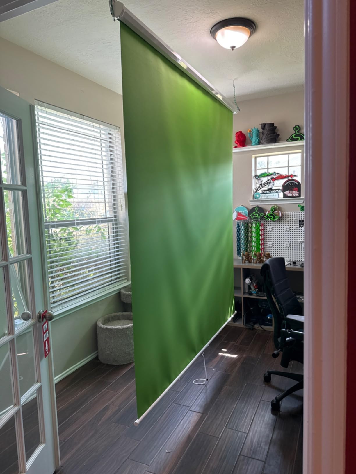 KHOMO GEAR Green Screen 84 x 84 inch - Extra Large Pull Down Projector Green Screen Backdrop - Portable Collapsible Roll Down Projector Screen customer photo 1