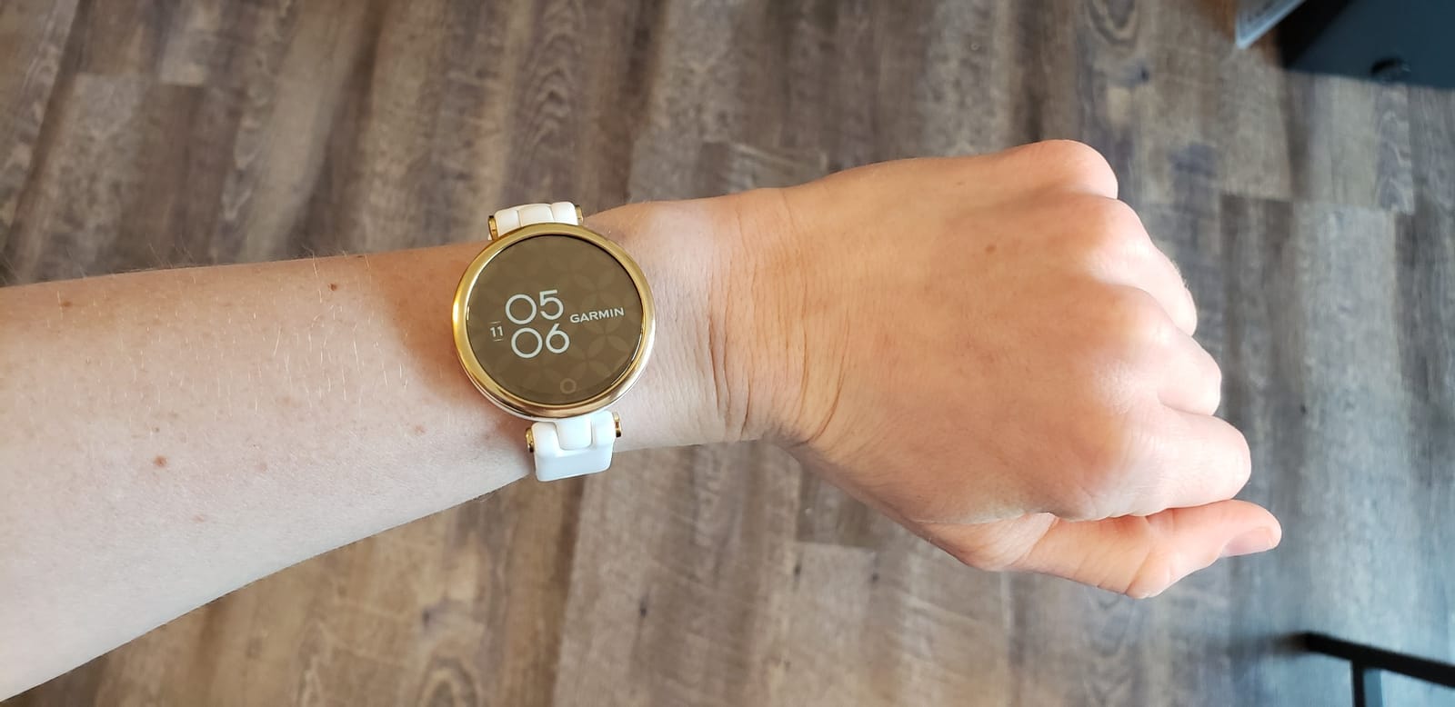 Garmin Lily, Small GPS Smartwatch with Touchscreen and Patterned Lens, Dark Purple customer photo 1